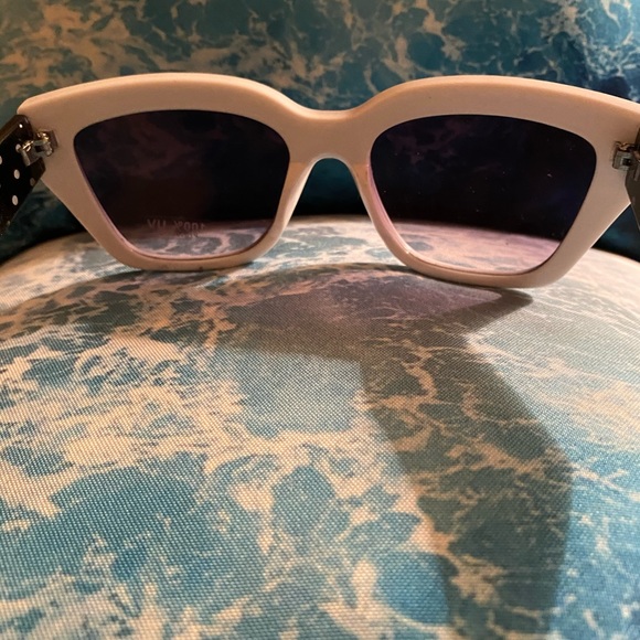 NEW BLACK SUNGLASSES WITH WHITE TRIM - Picture 2 of 4